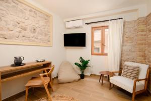 Televisi dan/atau pusat hiburan di Studio Costele Luxurious apt in the heart of Corfu