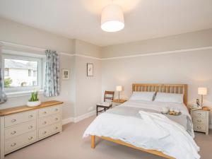a bedroom with a bed and a window at Nant Y Wyddan in Criccieth