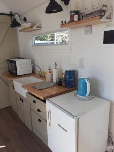 a small kitchen with a refrigerator and a microwave at Las Nativas de Areco in San Antonio de Areco