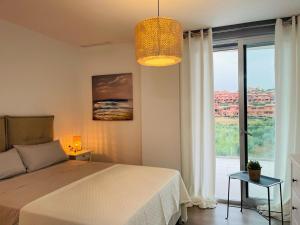 een slaapkamer met een bed en een groot raam bij Serenity sea view in Estepona