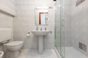 uma casa de banho com um WC, um lavatório e um chuveiro em La Gioiosa - Top Location - Modern Apartment Near Metro Bengasi em Turim