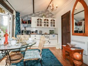 cocina con mesa y sillas en una habitación en Carminow Barn en Bodmin