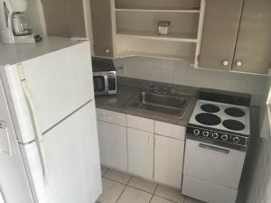 Кухня или мини-кухня в Coral Reef Guesthouse
