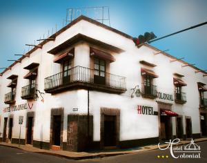 ein weißes Gebäude mit Balkonen an der Seite in der Unterkunft Hotel Colonial in Morelia