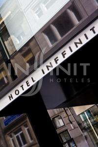 un panneau indiquant un hôtel devant un bâtiment dans l'établissement Hotel Inffinit, à Vigo