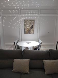 uma sala de jantar com uma mesa e um sofá em Decebal Premium Confort em Craiova