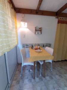 ein Esszimmer mit einem Tisch und 2 Stühlen in der Unterkunft TENDERETE in Villa General Belgrano