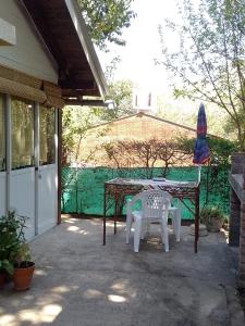 eine Terrasse mit einem Tisch und 2 Stühlen in der Unterkunft TENDERETE in Villa General Belgrano