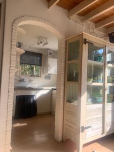 an archway in a kitchen with a glass door at Het Slakkenhuisje in Maarn