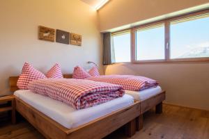um quarto com uma cama com almofadas em Berghotel Chäserstatt em Ernen
