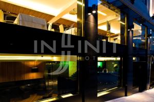 un panneau indiquant à l'infini sur le côté d'un bâtiment dans l'établissement Hotel Inffinit, à Vigo