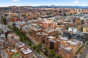 una vista aérea de una ciudad con edificios altos en HABITACION 8 AMPLIA baño y balcón privado UNICENTRO, en Bogotá