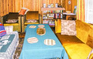 uma sala de estar com uma mesa azul e um sofá em Gorgeous Home In Lidzbark Warminski With Kitchen em Blanki