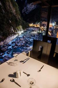 Hotel Ferre Machu Picchu في ماتشو بيتشو: طاولة في مطعم مطل على نهر