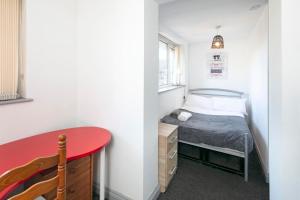 Giường trong phòng chung tại B5 Calthorpe Park Group Stays 7 Beds 2 & Half Bathrooms Free Parking Outside ULEZ Zone