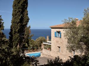 uma vista exterior de uma villa com piscina em Villa Zakynthos em Skinária