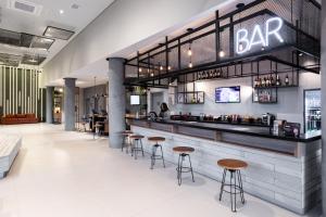 a bar in a restaurant with stools at ibis Botucatu in Botucatu