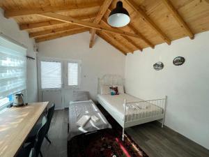 een kleine kamer met een bed en een tafel bij Cozy Home in Ardino in Ardino