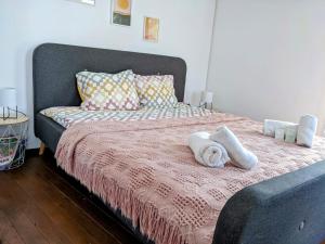 een slaapkamer met een bed met handdoeken erop bij Honey I`m home Apartments in Veliko Tŭrnovo