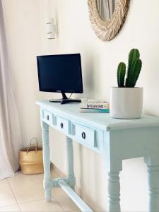 TV a/nebo společenská místnost v ubytování Beautiful,boho,sea view Los Gigantes apartment