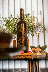 Spacious 1-Bedroom Home with free private parking في سوانسي: زجاجة من النبيذ وكأس على الطاولة