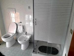 ein Bad mit einem WC und einer Glasdusche in der Unterkunft B&B VIA ROMA N. 12 in Valfabbrica