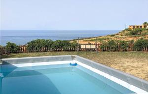 uma piscina com vista para o oceano em Beautiful Home In Realmonte With Kitchen em Realmonte