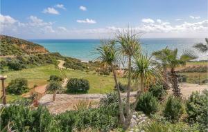 vista sull'oceano da una collina con palme di Beautiful Home In Realmonte With Kitchen a Realmonte