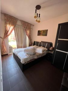 um quarto com uma cama e uma janela em Porto Sharm suites & apartments em Sharm el Sheikh