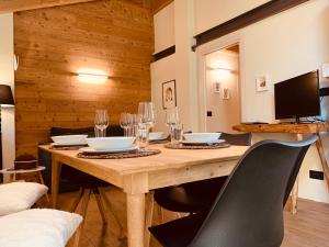 A television and/or entertainment centre at Lo Paglier - Le Four des Alpes