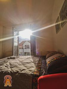 - une chambre avec un grand lit et une fenêtre dans l'établissement Apartman 8, à Valjevo
