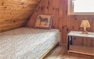 um quarto com uma cama com uma almofada e um candeeiro em Pet Friendly Home In Barczewo With Kitchenette em Barczewo