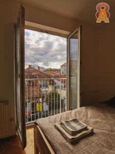- une chambre avec une grande fenêtre offrant une vue sur la ville dans l'établissement Apartman 8, à Valjevo
