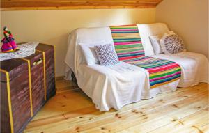 Habitación con cama y silla. en Awesome Home In Rybakowo With 3 Bedrooms, en Rybakowo