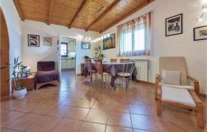 a dining room with a table and chairs at Nice Apartment In Pula With 3 Bedrooms And Wifi in Pula