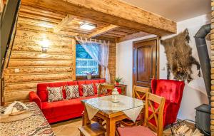 ein Wohnzimmer mit einem roten Sofa und einem Tisch in der Unterkunft Butorowy Wierch in Kościelisko