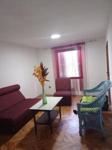 ein Wohnzimmer mit einem Sofa, Stühlen und einem Tisch in der Unterkunft Resetovac in Batočina