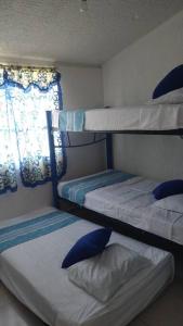 two bunk beds in a room with a window at Casa en la zona de Acapulco diamante in La Sabana