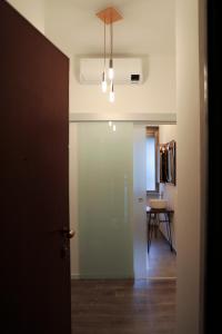 una puerta que conduce a una habitación con una mesa en Kimimoel House, en Turín