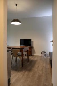 jadalnia ze stołem i telewizorem w obiekcie Kimimoel House w Turynie