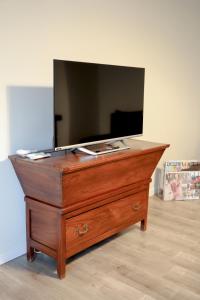 En tv och/eller ett underhållningssystem på Kimimoel House
