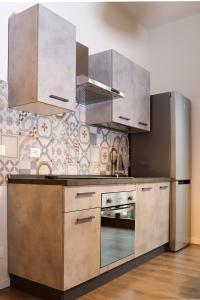 uma cozinha com electrodomésticos de aço inoxidável num quarto em Kimimoel House em Turim