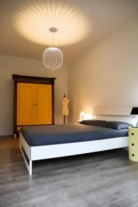 Un dormitorio con una cama grande y una lámpara de araña. en Kimimoel House, en Turín