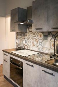 uma cozinha com um lavatório e uma bancada em Kimimoel House em Turim