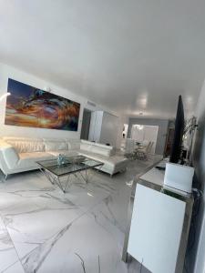 a living room with a couch and a table at Ocean view Hollywood in Hollywood