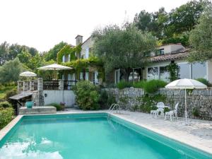 - une piscine en face d'une maison dans l'établissement L'Olivette - Mas Provencal, Panoramic View & Pool, à Callian