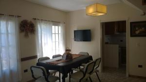 Un comedor con mesa y sillas en Casa Celeste, en Valeria del Mar