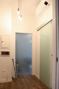 korytarz z niebieskimi drzwiami i białą ścianą w obiekcie Kimimoel House w Turynie
