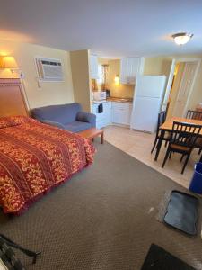 una camera con letto e tavolo e una cucina di North Colony Motel and Cottages a Bartlett