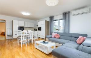 un soggiorno con divano e tavolo di Stunning Apartment In Valbandon With Wifi a Fažana